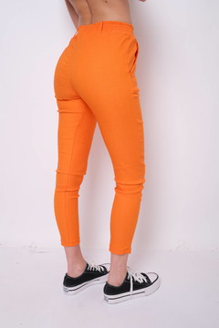 Pantalón de bengalina, chupin, con presillas. en internet