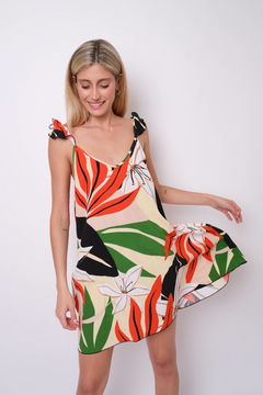 Vestido de fibrana floreado, recto, escote V, con voladito en mangas.