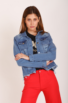 Campera de jean elastizada, con roturas. en internet