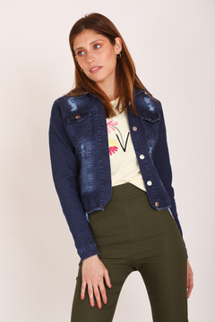 Campera de jean elastizada, con roturas.