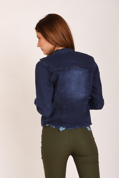 Campera de jean elastizada, con roturas. - comprar online