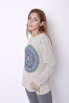 Remeras de lanilla, estampas variadas, talles amplios.