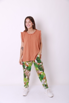 Camisola de fibrana, con voladitos en ruloté, en mangas y cuello. en internet