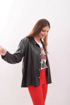 Camisa engomada, clásica, con broches, manga larga.