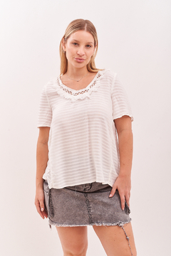 Camisola de batista, importada, con líneas sutiles y brodery en escote.