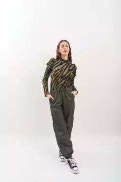 Pantalón Parachute de sire, holgados, con trancas ajustables en terminación. - Proverbio