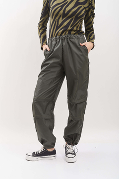 Pantalón Parachute de sire, holgados, con trancas ajustables en terminación.