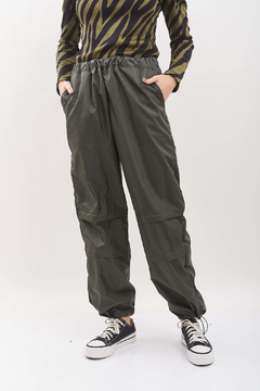 Pantalón Parachute de sire, holgados, con trancas ajustables en terminación. - tienda online