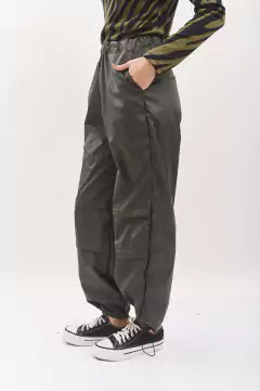 Pantalón Parachute de sire, holgados, con trancas ajustables en terminación. - comprar online