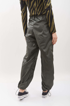 Pantalón Parachute de sire, holgados, con trancas ajustables en terminación.
