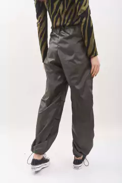 Pantalón Parachute de sire, holgados, con trancas ajustables en terminación.