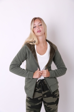 Campera de friza forrada en corderito, con capucha y bolsillos. - Proverbio