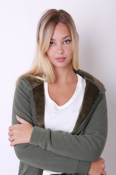 Campera de friza forrada en corderito, con capucha y bolsillos. - tienda online