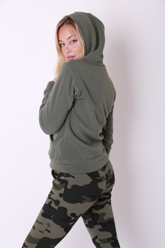 Campera de friza forrada en corderito, con capucha y bolsillos.