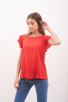 Blusa de plumeti ,con doble volado en mangas y tira para atar en espalda .