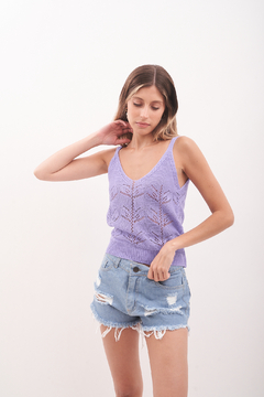 Top de hilo, con líneas caladas y bretel finito. - tienda online
