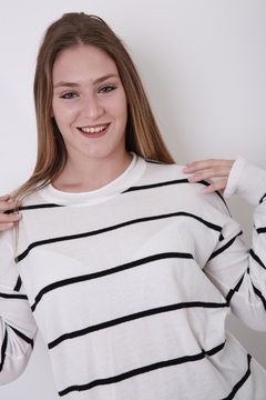 Sweater rayado de angora, con voladito en terminación en internet