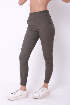 Pantalón chupin de bengalina, elastizada, con bolsillos. Tiro alto. en internet