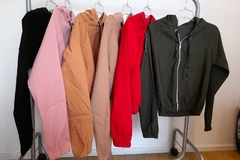 Imagen de Campera de bengalina, con capucha y elástico en terminación.