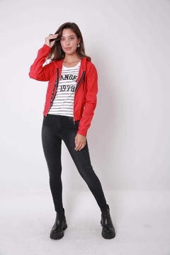 Campera de bengalina, con capucha y elástico en terminación. en internet