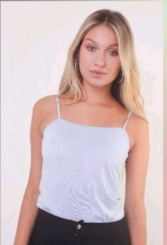 Musculosa básica, bretel fino.