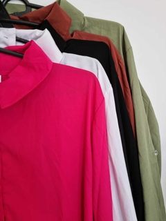 Camisa de fibrana clásica, manga regulable, con bolsillo lateral. - tienda online