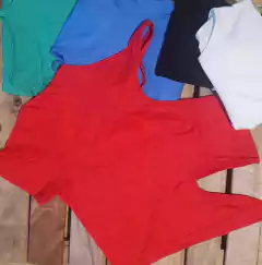 Remera de modal viscosa irregular con aberturas. - comprar online