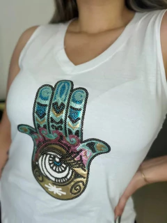 Remera de algodón, escote V, sin mangas, con aplique. en internet