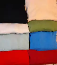 Saco de bremer, con bolsillos y tajitos laterales.