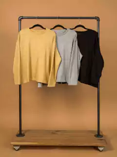 Sweater lurex, oversize, con tajo a los costados.