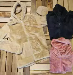 Imagen de Campera de corderito bifaz. Con capucha y bolsillos.
