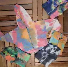 Imagen de Campera corta batik de algodón rústico, con capucha.