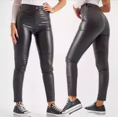Pantalón engomado, corte jean.