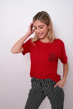 Remera de morley viscosa, con falso bolsillo de tachas.