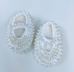 Sapatinho crochet perolado 