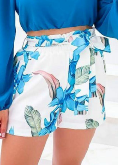 Shorts com estampa floral cintura alta.