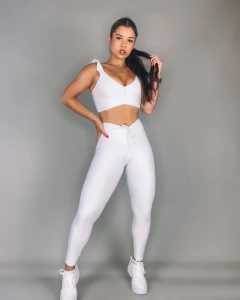 Conjunto Branco empina