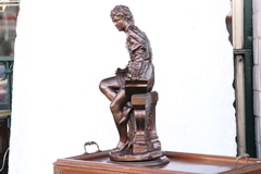 figura dorada poeta adorno