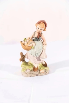 Muñeca De Porcelana De Niña Con Canasta Antigüedad