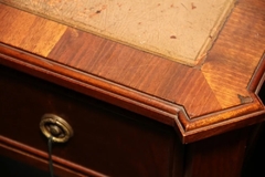 Antigua Mesa De Escritorio Con Tapa De Cuero Y Bronce! Sana - comprar online