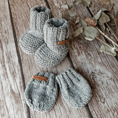 Set botitas con manoplas gris
