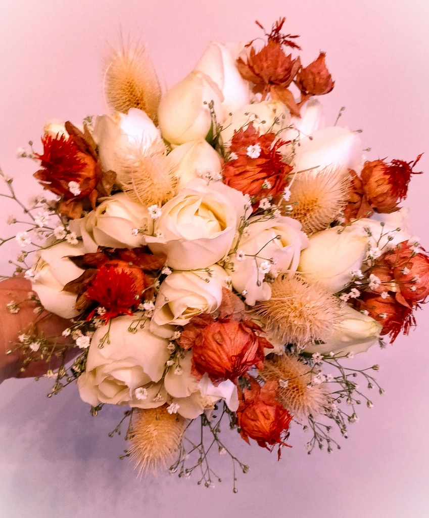 Ramo Redondo con Rosas Blancas Frescas y Flores Preservadas