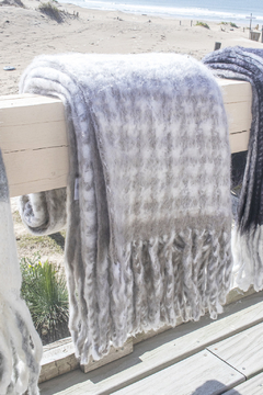 THROW BLEND LANA Y MOHAIR TOPO CUADRILLE