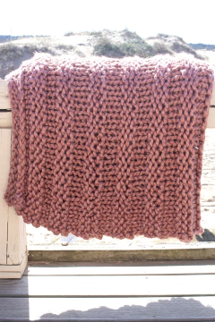 THROW TEJIDO A MANO PERLA ROSA - comprar online