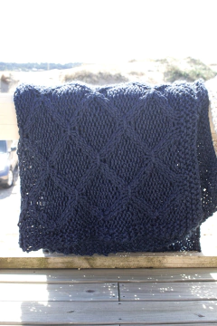 THROW TEJIDO A MANO ACRILICO DIAMOND KNIT AZUL MARINO - comprar online