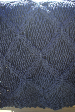 THROW TEJIDO A MANO ACRILICO DIAMOND KNIT AZUL MARINO