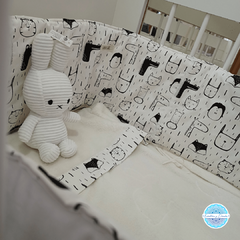 OFERTA Juego de acolchado y chichonera cuna /Gabardina estampada