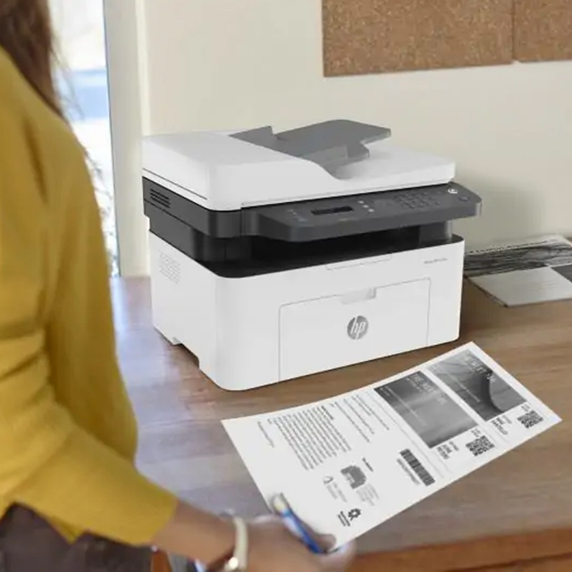 Impresora multifunción HP LaserJet Pro 135W con wifi blanca y negra