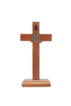 Crucifixo de madeira com medalha de São Bento 13cm na internet