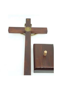 Crucifixo de madeira com medalha de São Bento 29cm - comprar online